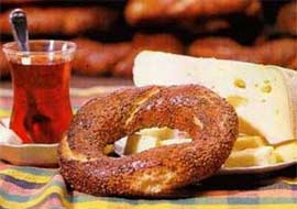 Sıcak simit ve çaya dayanamadı