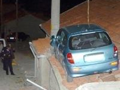 Otomobil çaldı çatıya çıkıp kaçtı