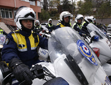 Avcılarda polis ekibine ateş açıldı